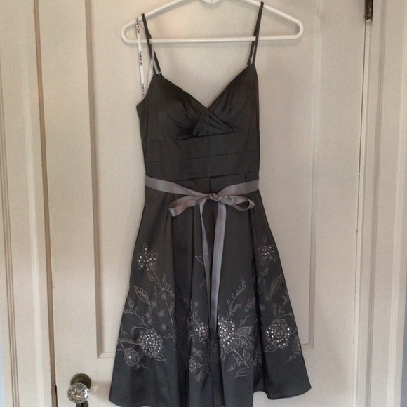 Oleg Cassini Charcoal Fit n Flare Embellished Dress in Charcoal sz 4 EUC - Picture 1 of 8